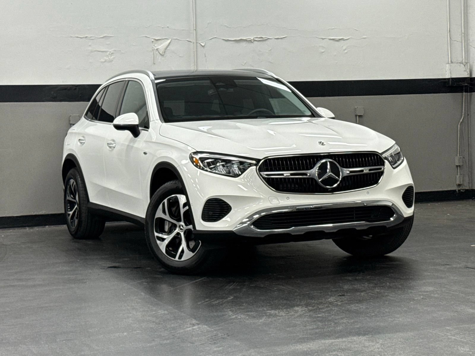 Used 2025 Mercedes-Benz GLC 350e 4MATIC image 2