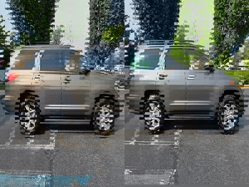 Used 2011 Toyota Sequoia Limited AWD/4WD image 4