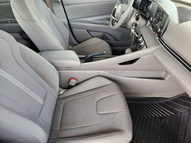 Used 2025 Hyundai Elantra SE FWD image 13