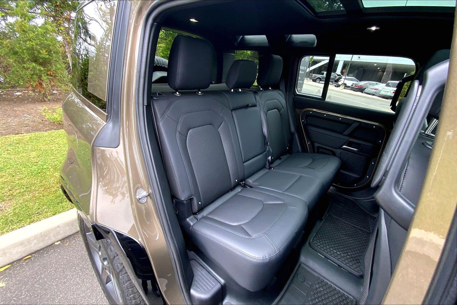 Certified 2026 Land Rover Defender 110 X-Dynamic SE AWD/4WD image 19