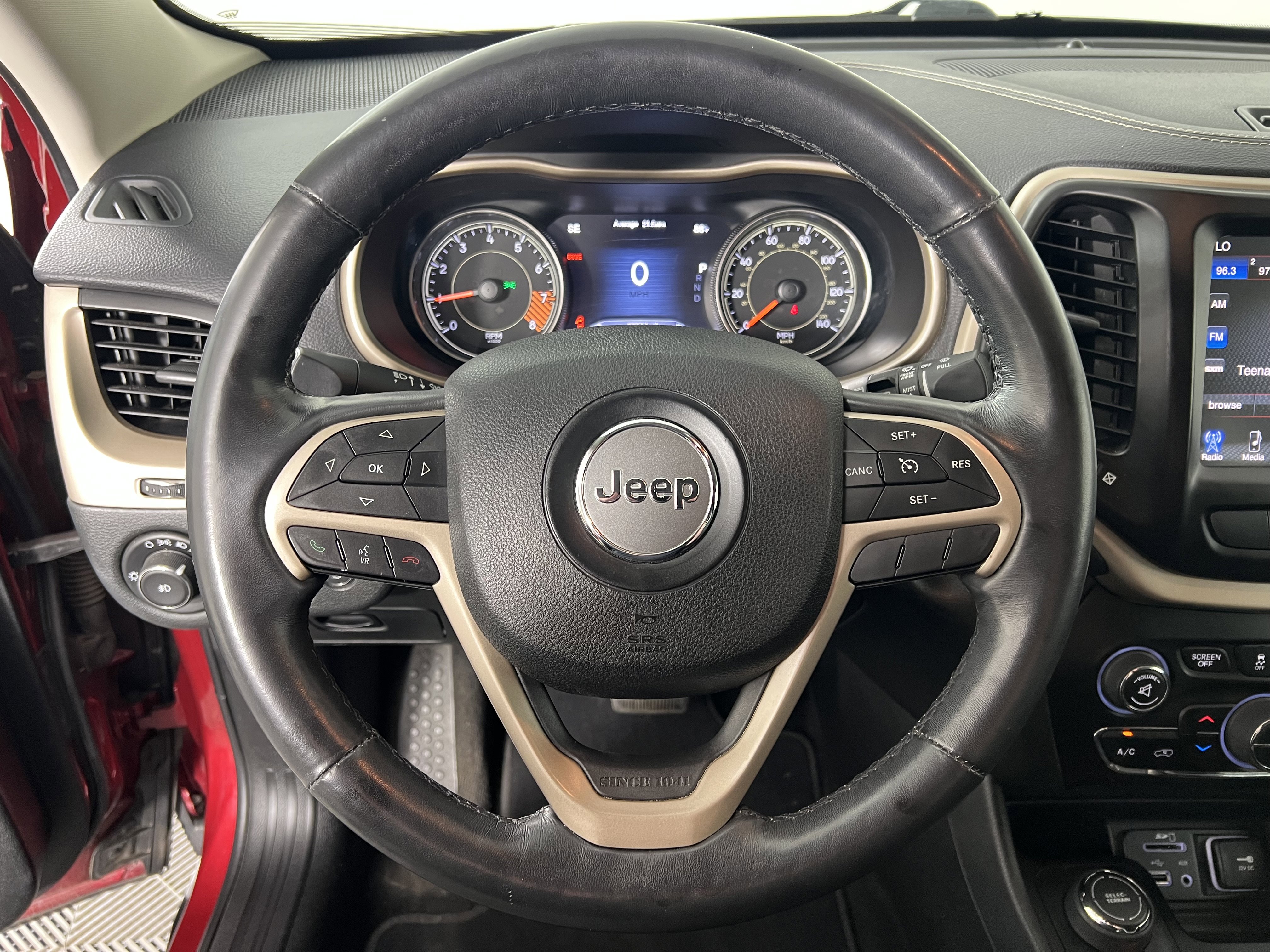 Used 2015 Jeep Cherokee Limited w/ Luxury Group AWD/4WD image 26