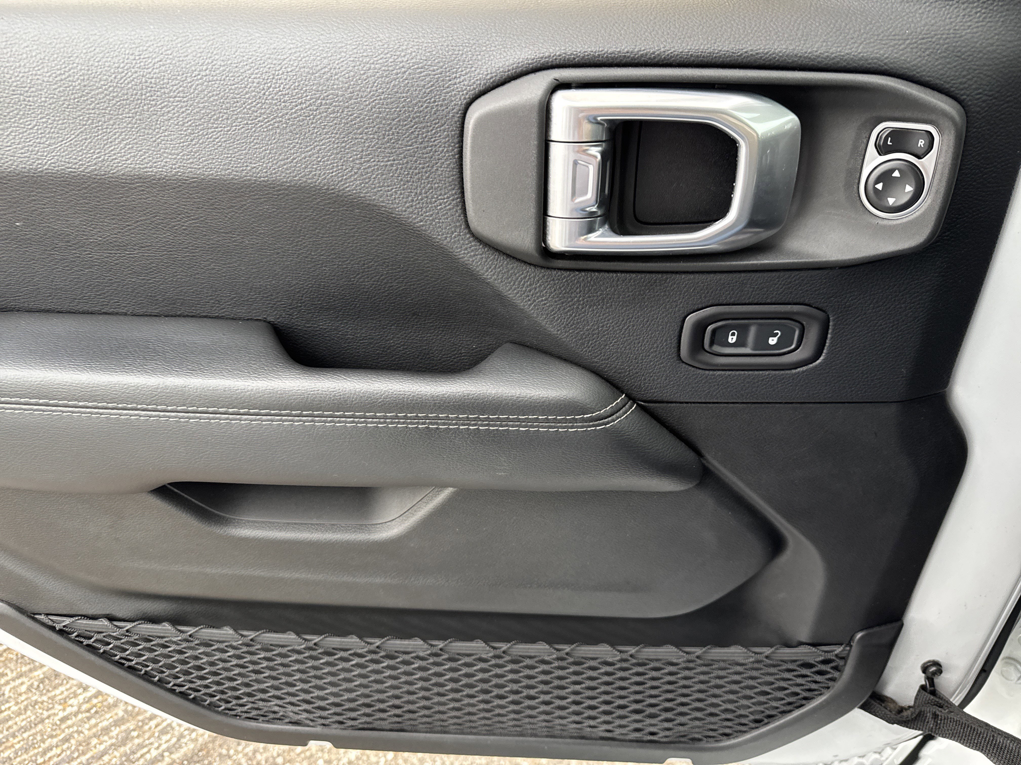 Used 2018 Jeep Wrangler Unlimited Sahara image 9