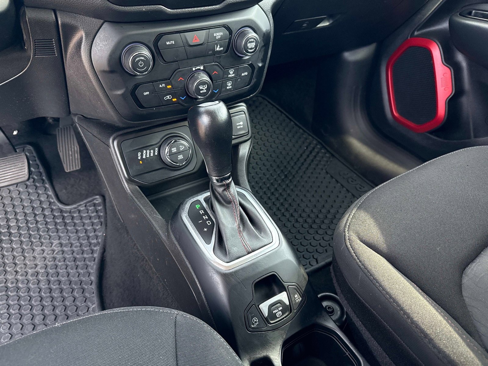 Used 2023 Jeep Renegade Trailhawk image 25