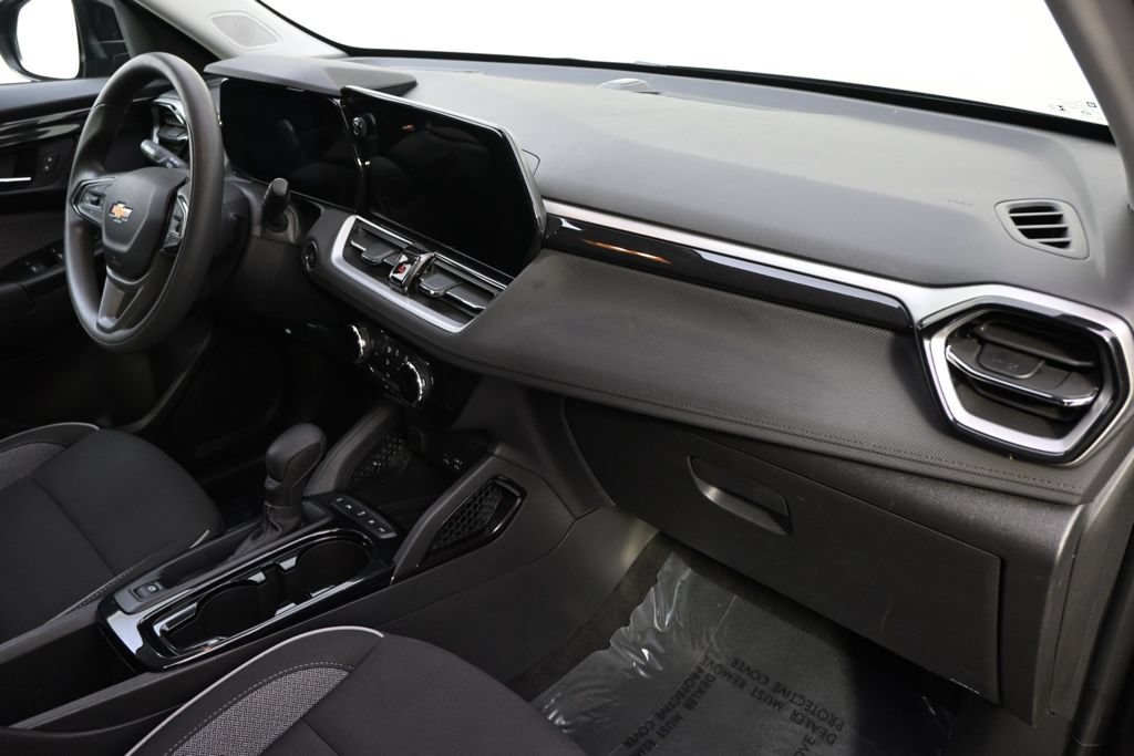 Used 2025 Chevrolet TrailBlazer LT AWD/4WD image 16