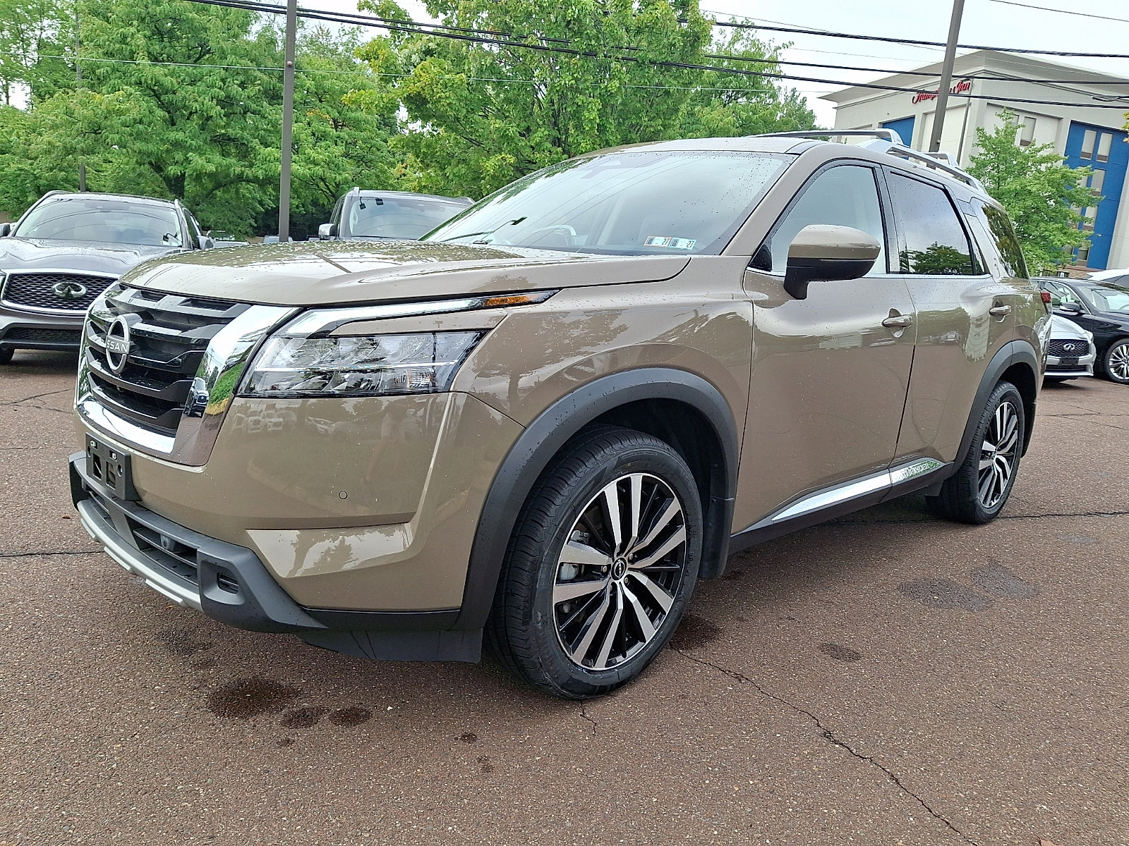 Used 2024 Nissan Pathfinder Platinum AWD/4WD image 3
