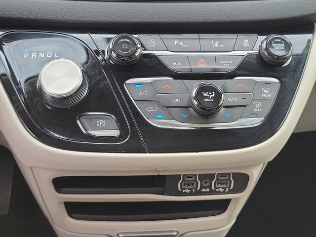 Used 2023 Chrysler Pacifica Touring-L image 29