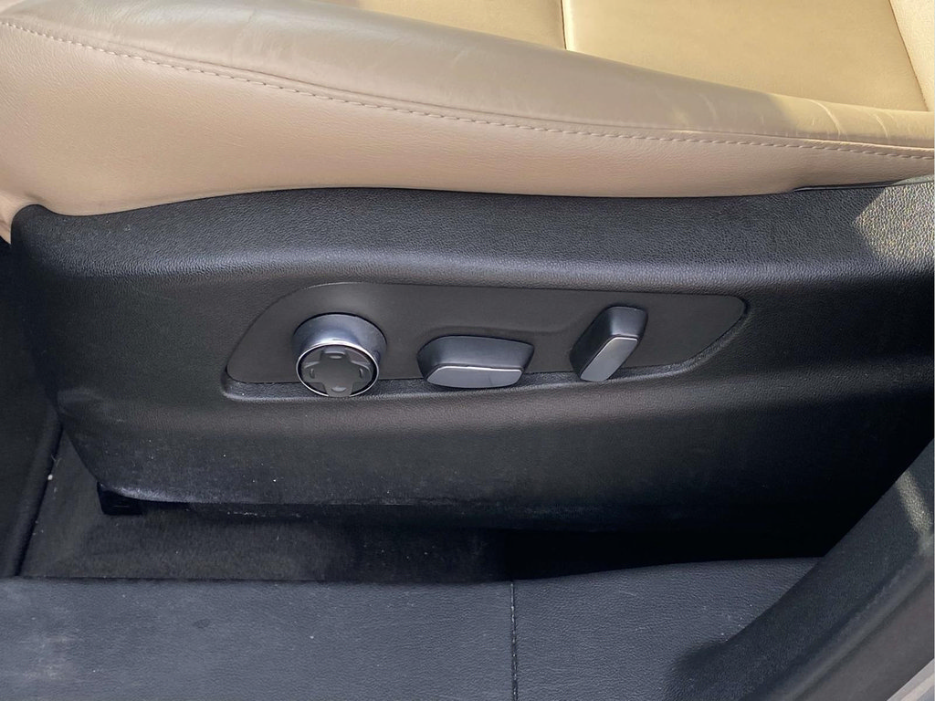 Used 2025 Cadillac XT4 Premium Luxury FWD image 14