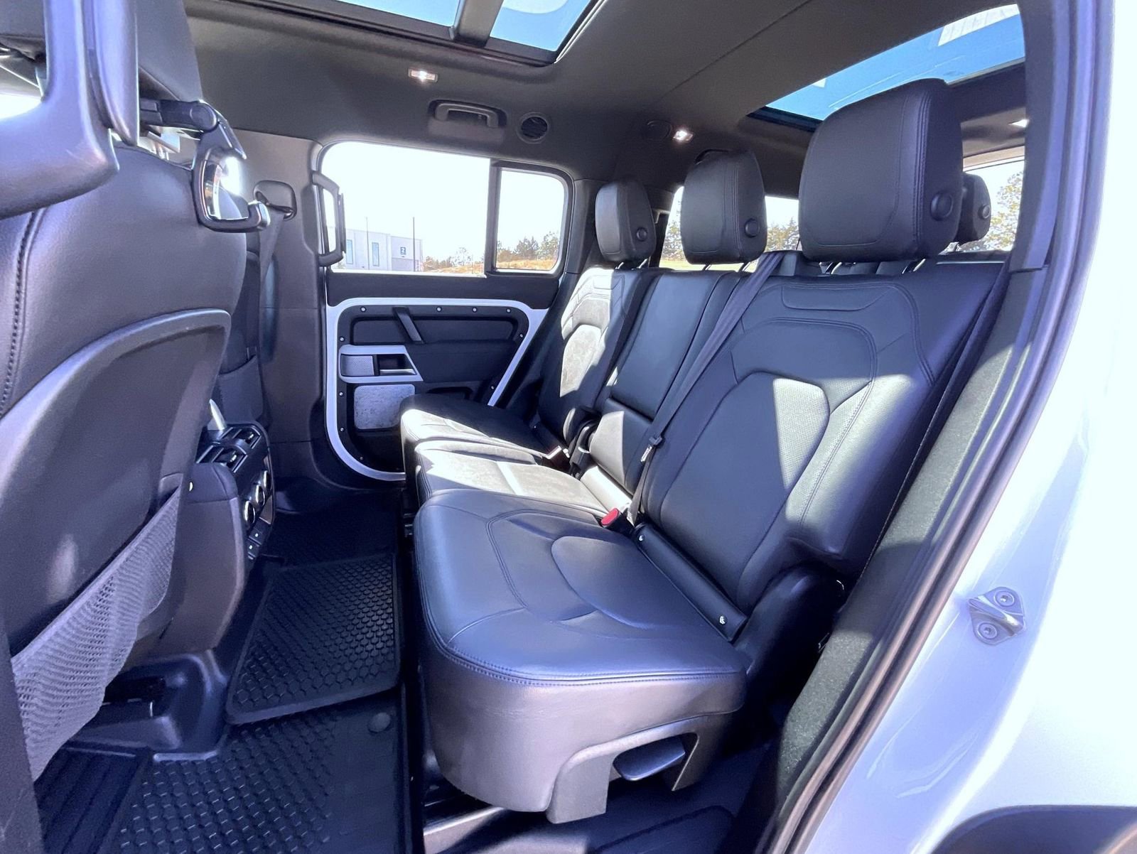 Used 2023 Land Rover Defender 130 SE image 19