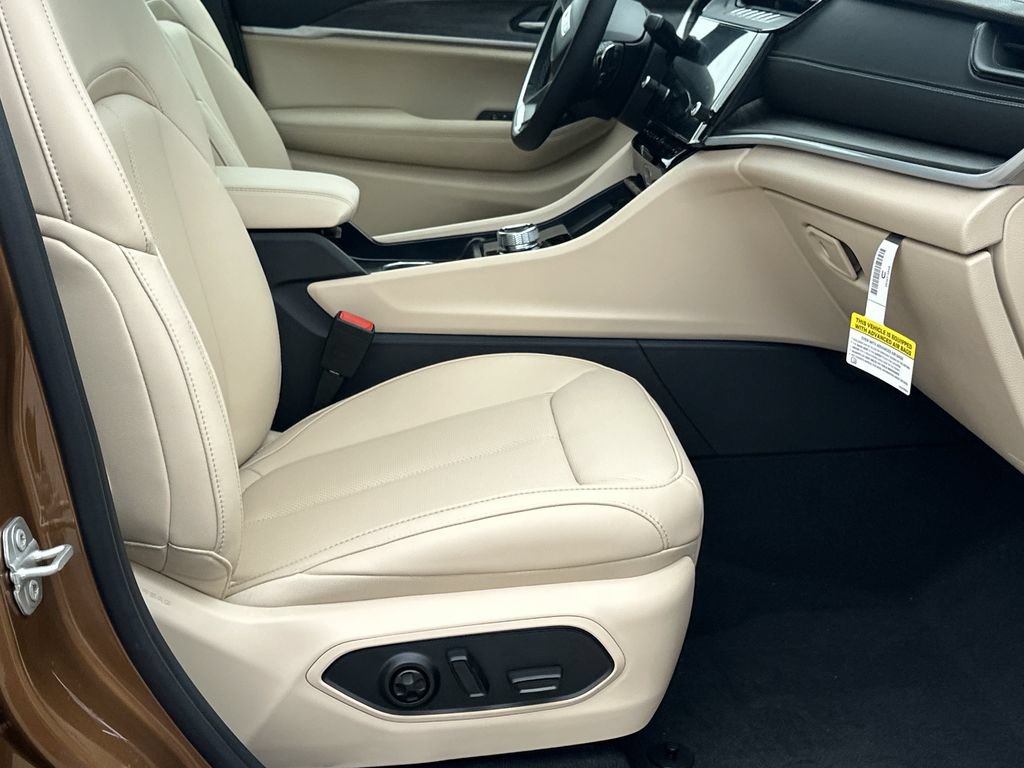New 2026 Jeep Grand Cherokee L Limited w/ Luxury Tech Group II AWD/4WD image 13