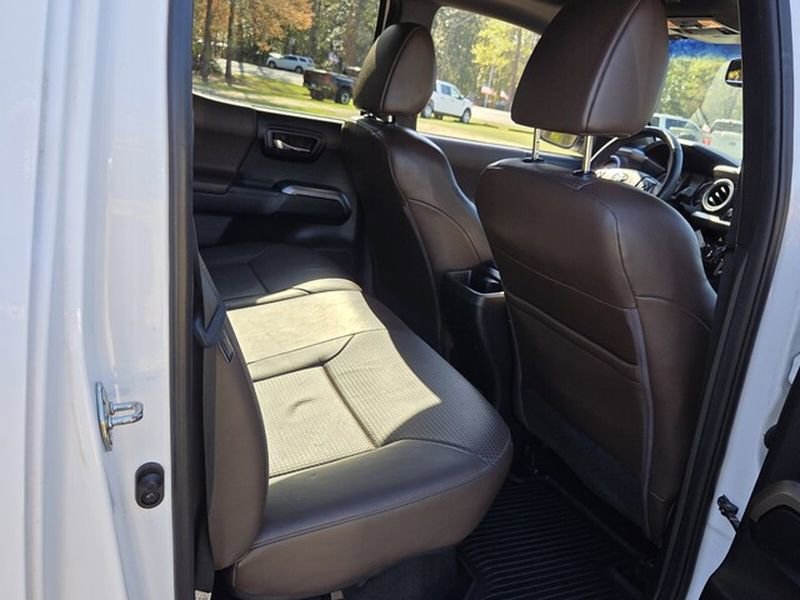 Used 2016 Toyota Tacoma Limited w/ Towing Package image 15