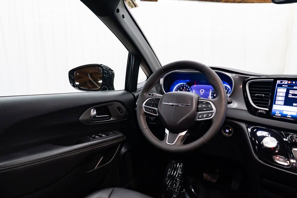 Used 2025 Chrysler Pacifica Select image 11
