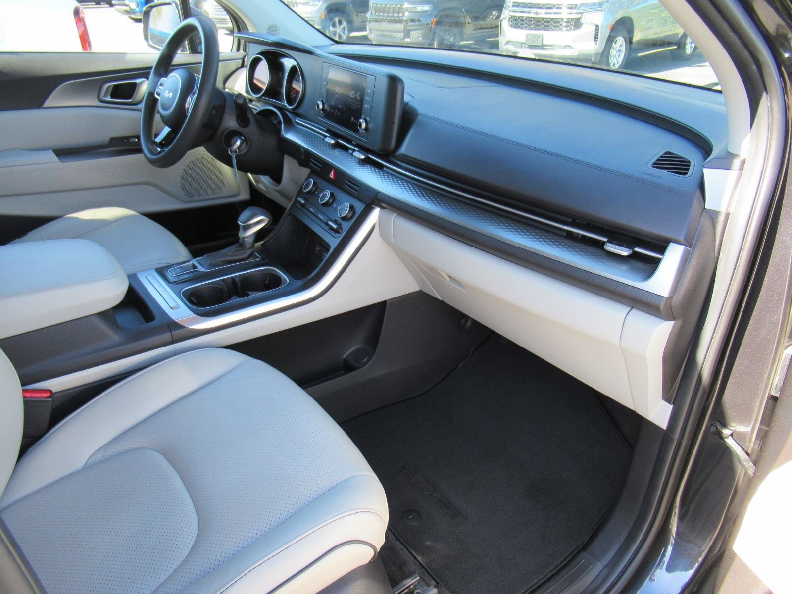 Used 2022 Kia Carnival LX FWD image 12