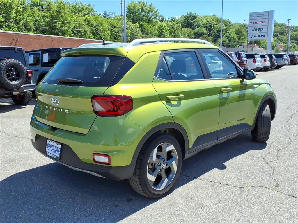 Used 2024 Hyundai Venue SEL FWD image 4