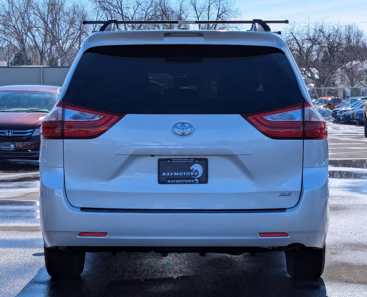 Used 2017 Toyota Sienna XLE image 10