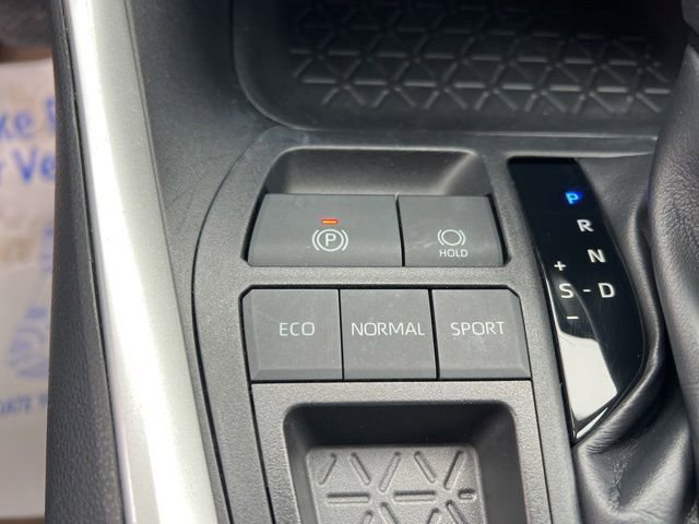 Used 2019 Toyota RAV4 LE w/ Carpet Mat Package image 21