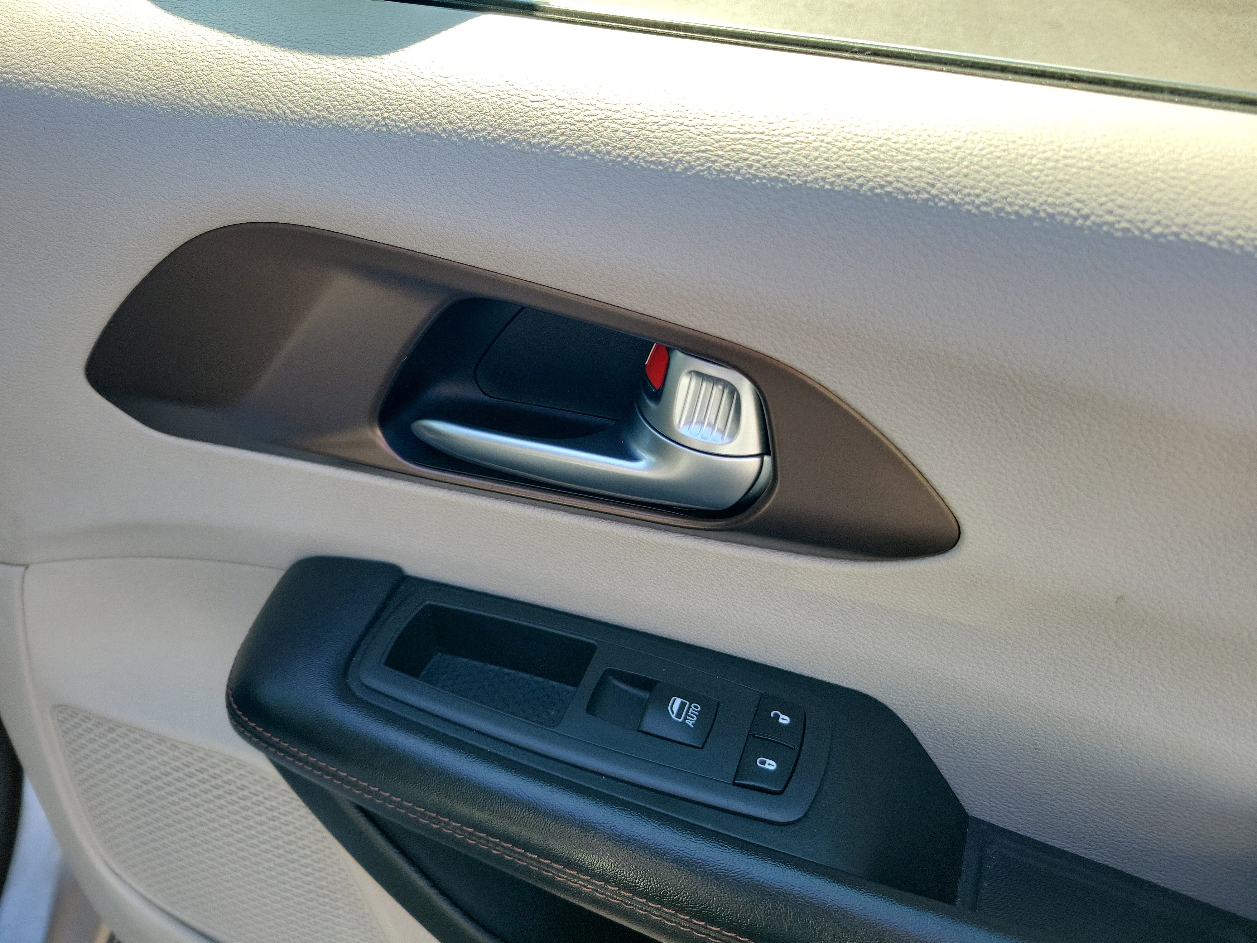 Used 2019 Chrysler Pacifica Touring-L Plus w/ Tire & Wheel Group image 32