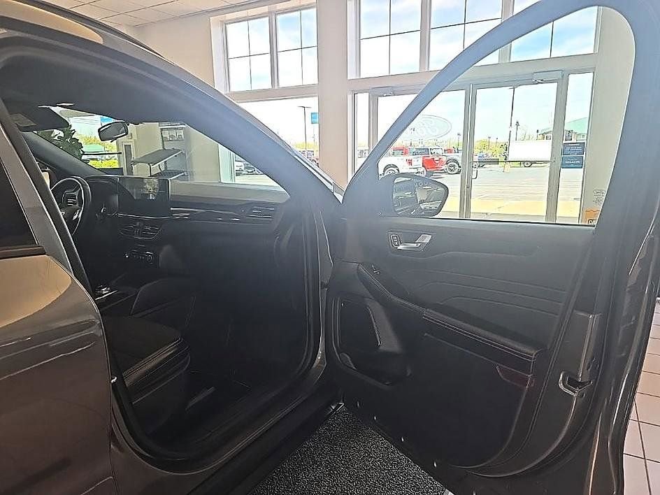 Used 2023 Ford Escape ST-Line w/ Tech Pack #1 AWD/4WD image 36