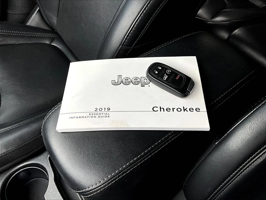 Used 2019 Jeep Cherokee Limited AWD/4WD image 39