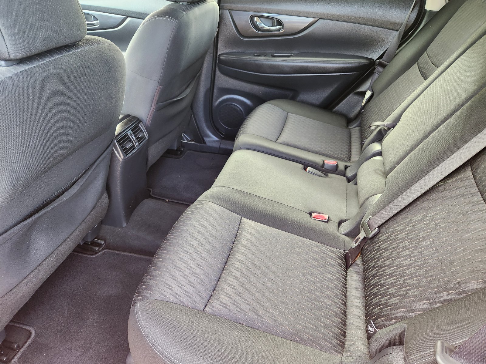 Used 2018 Nissan Rogue SV FWD image 33