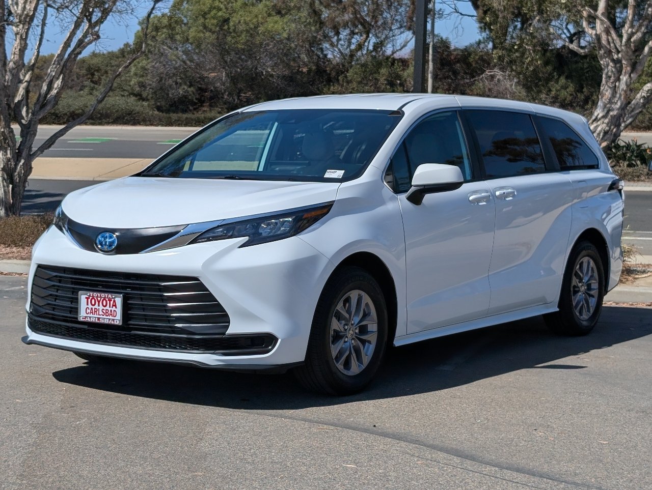 Used 2025 Toyota Sienna LE FWD image 12
