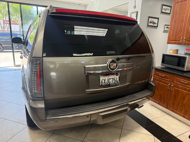 Used 2013 Cadillac Escalade Premium RWD image 24