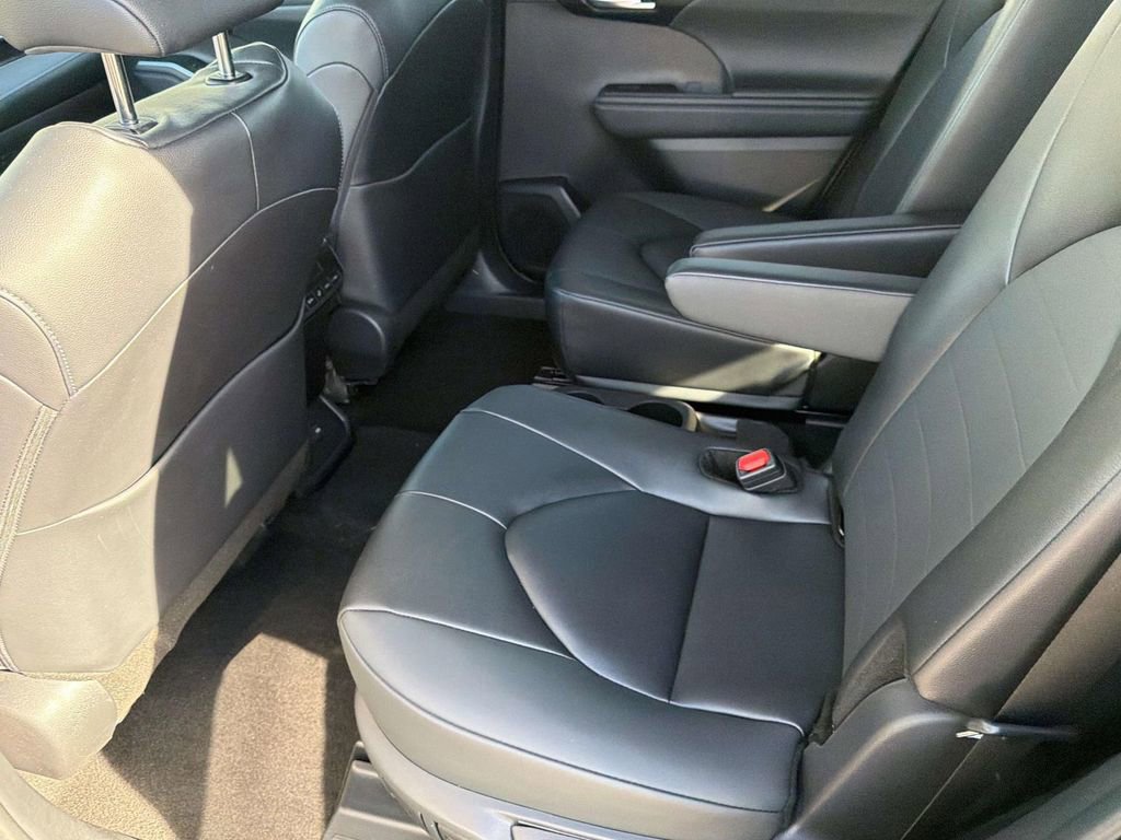 Certified 2025 Toyota Highlander XLE image 28