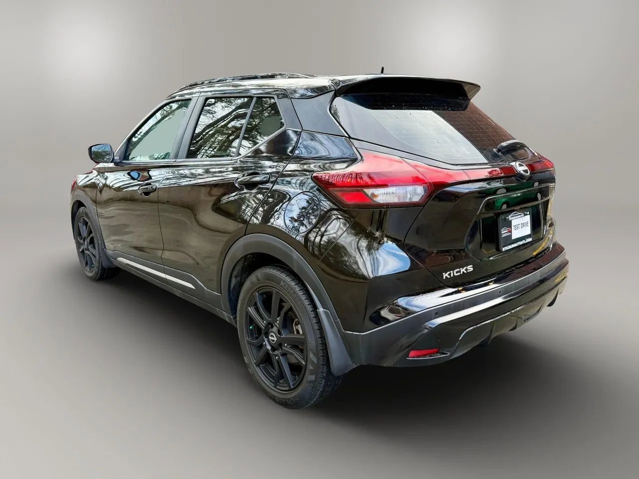 Used 2022 Nissan Kicks SR w/ Interior Electronics Package FWD image 3