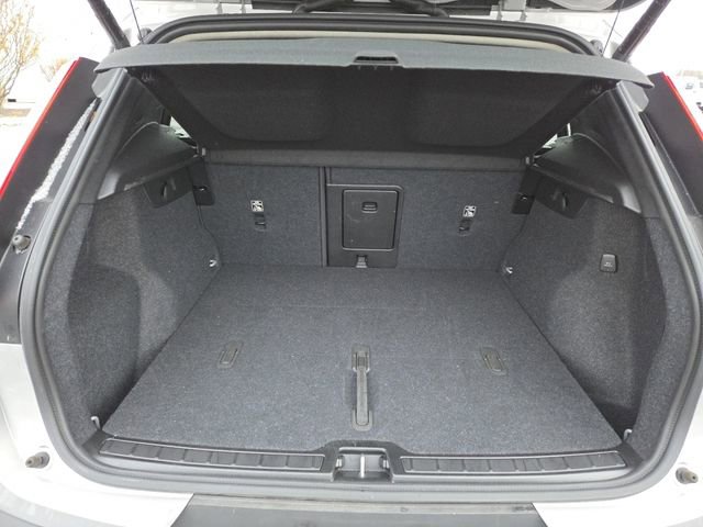 Used 2025 Volvo XC40 B5 Plus image 27
