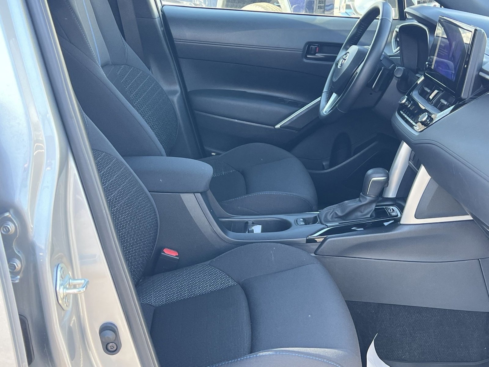 Used 2024 Toyota Corolla Cross SE image 28