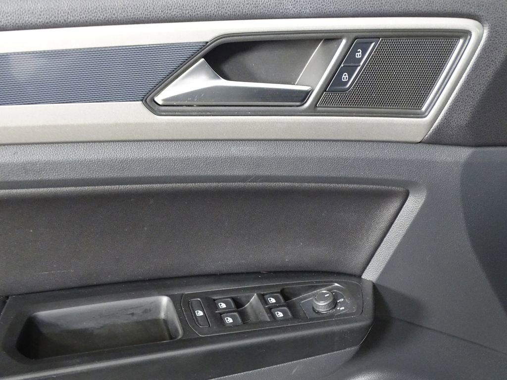 Used 2020 Volkswagen Atlas Cross Sport SE w/ Towing Package image 17