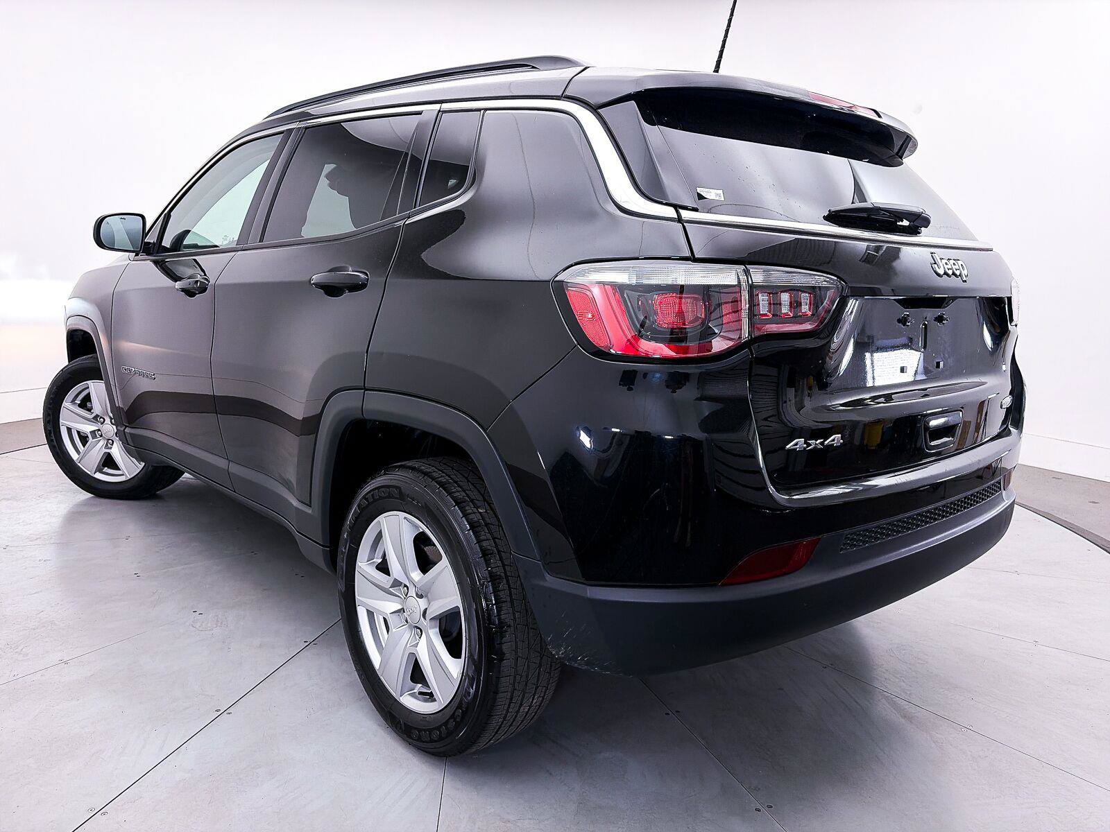 Used 2022 Jeep Compass Latitude w/ Sun and Sound Group AWD/4WD image 2