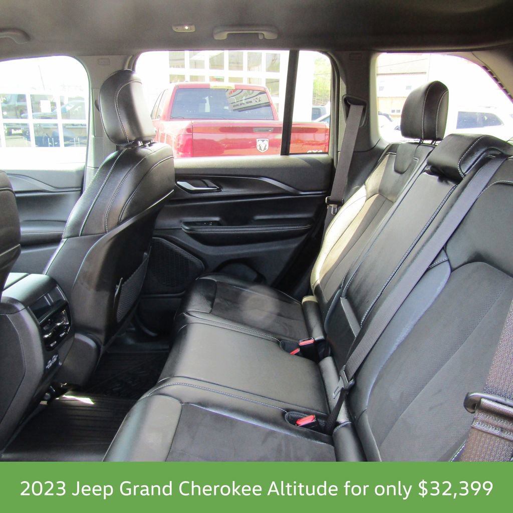 Used 2023 Jeep Grand Cherokee Altitude AWD/4WD image 11