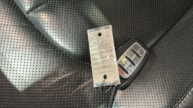 Used 2025 Chrysler Pacifica Limited FWD image 35