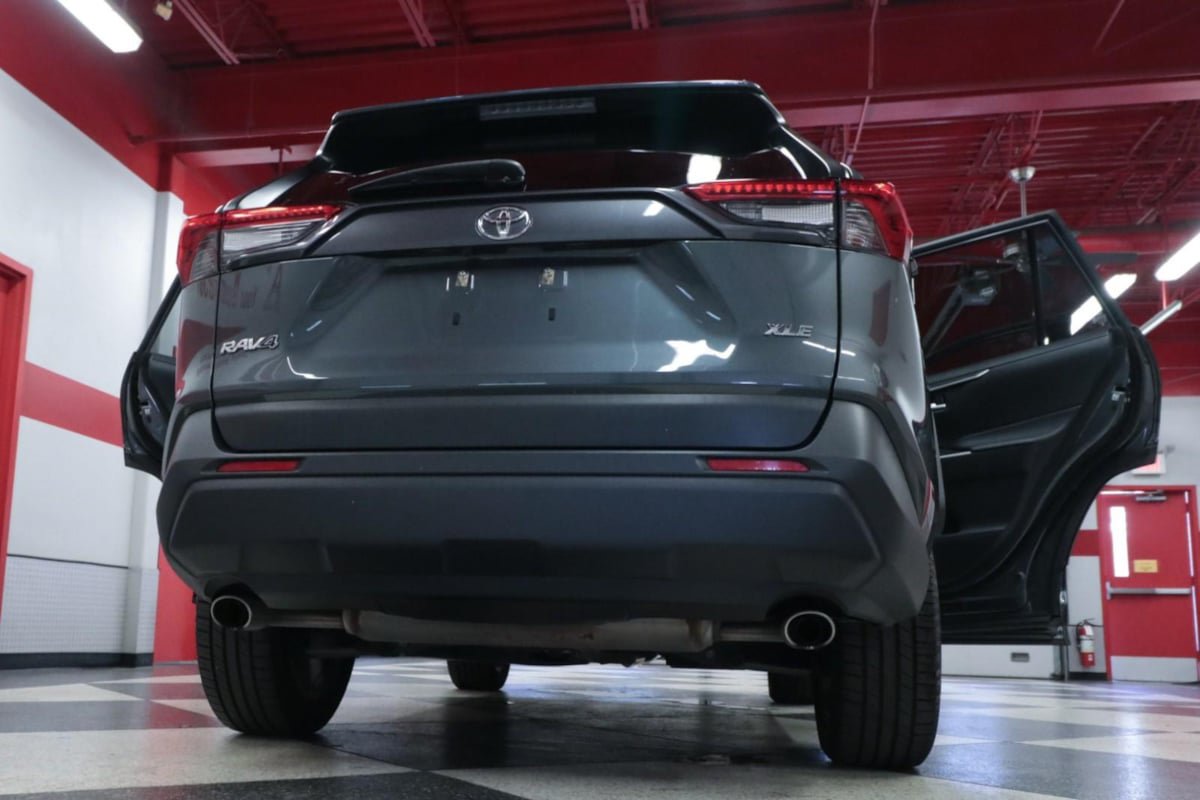 Used 2020 Toyota RAV4 XLE Premium FWD image 32