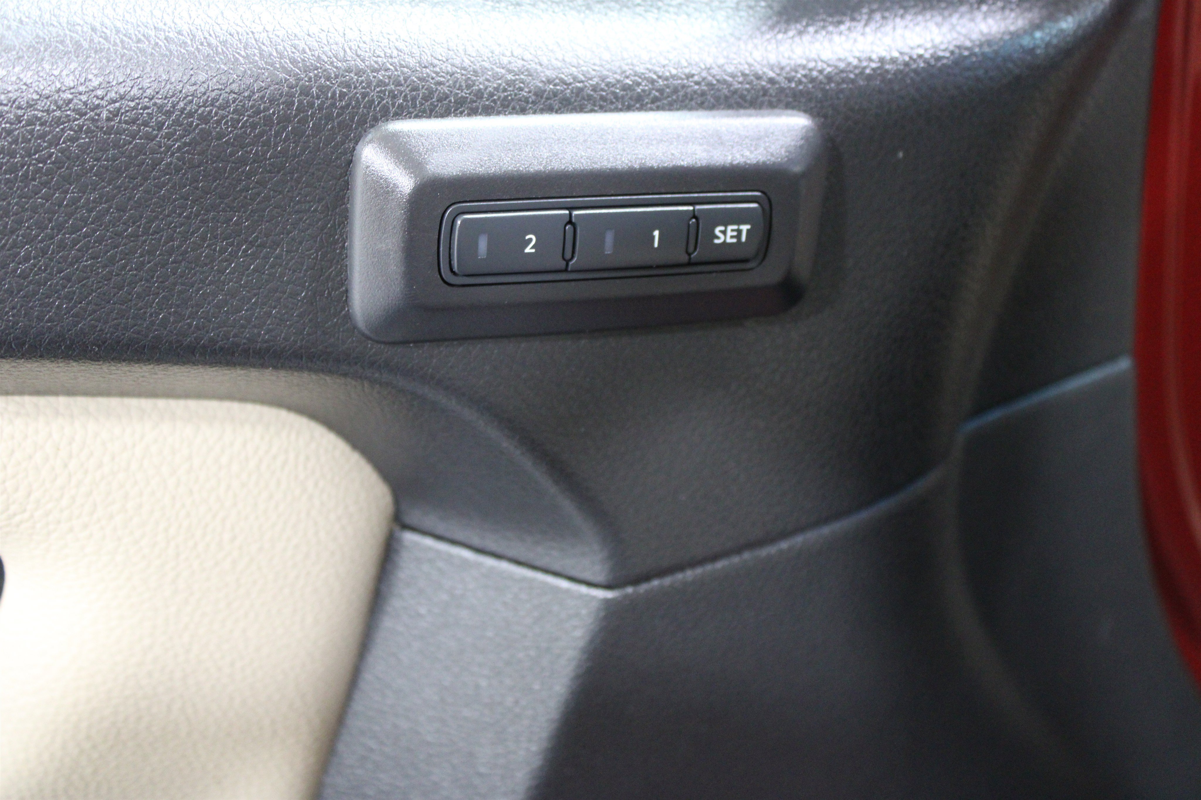 Used 2017 Nissan Titan SL w/ SL Towing Convenience Package RWD image 8