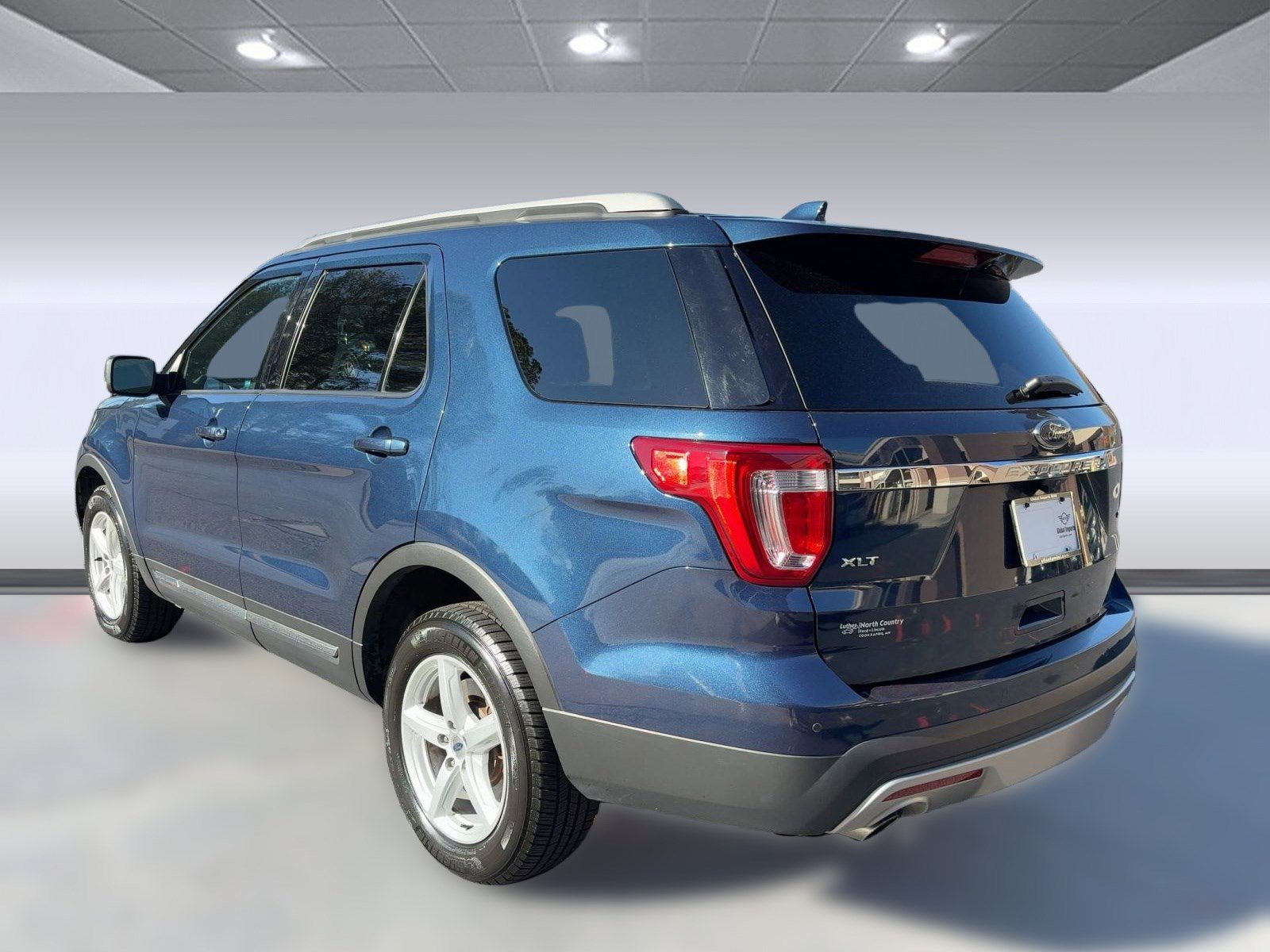 Used 2017 Ford Explorer XLT w/ Equipment Group 202A image 3