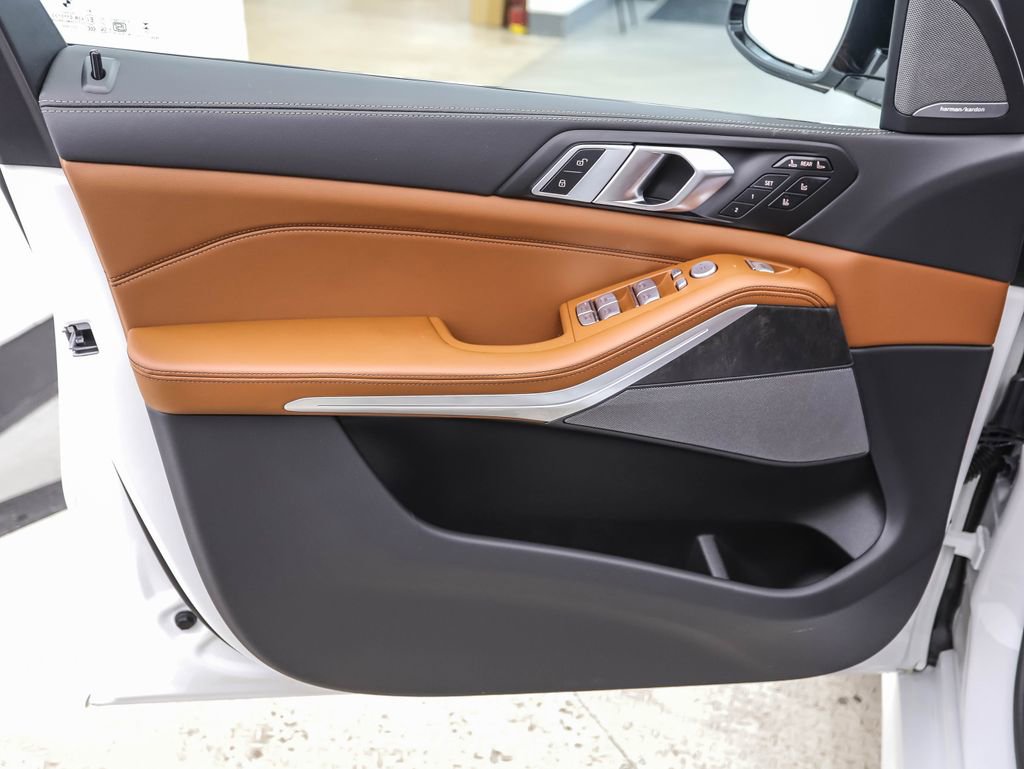 Used 2025 BMW X7 M60i image 9