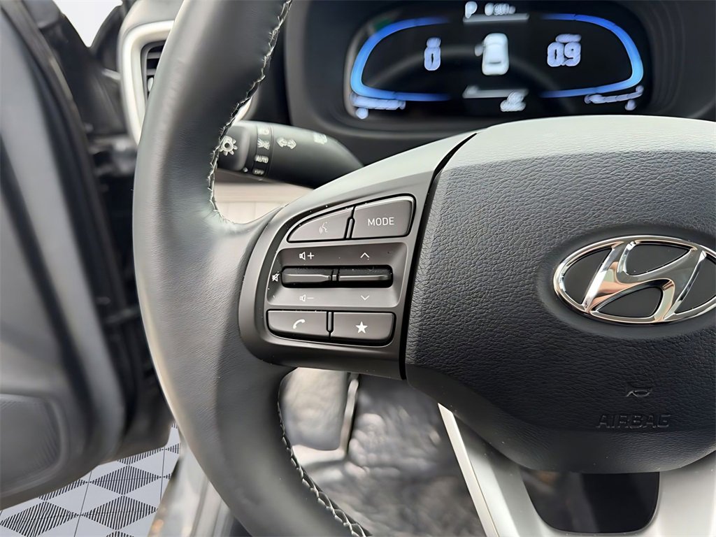 Certified 2025 Hyundai Venue SEL image 16