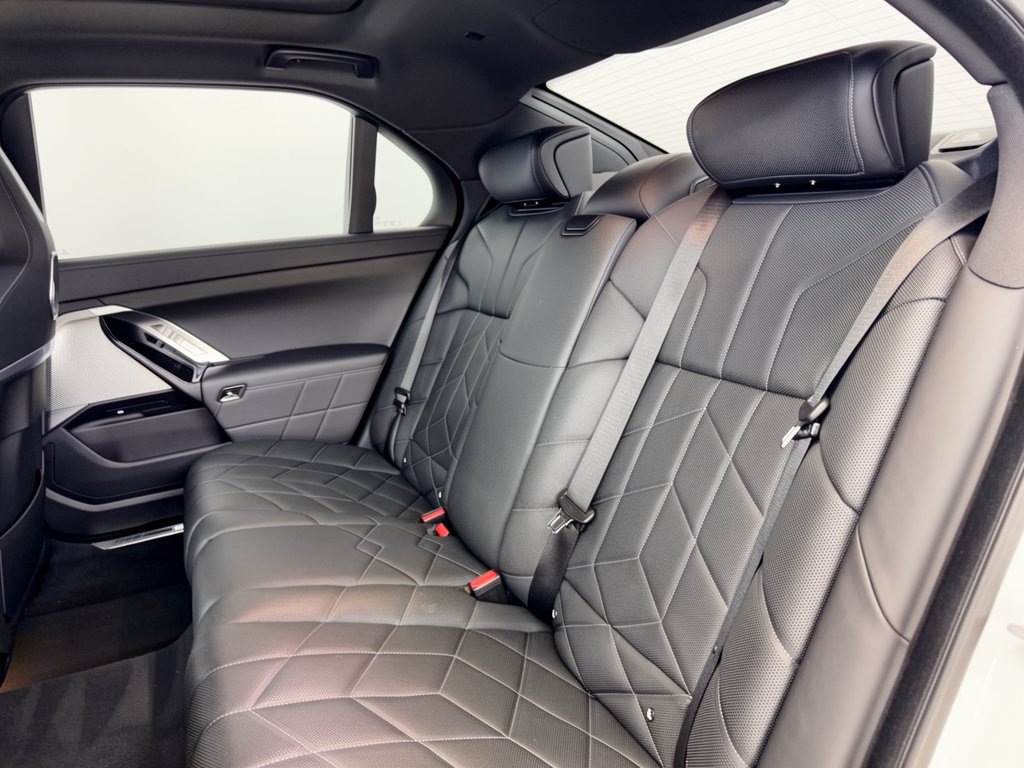 Certified 2024 BMW i7 eDrive50 w/ M Sport Package RWD image 25