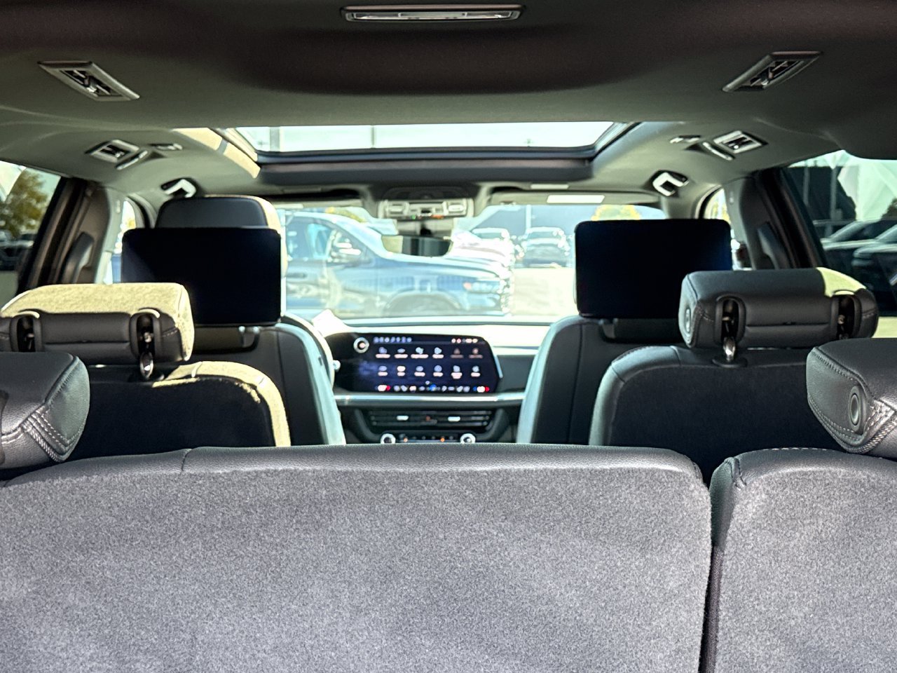 Used 2025 Chevrolet Suburban High Country AWD/4WD image 10