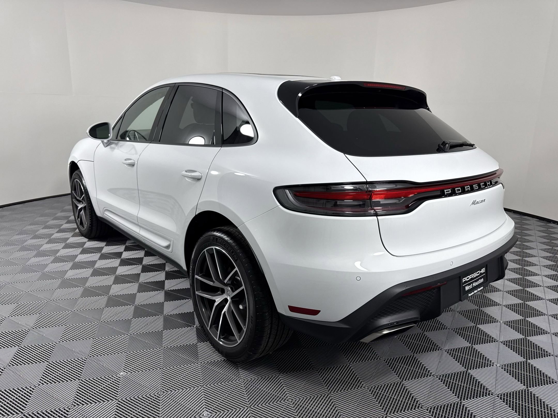 New 2025 Porsche Macan image 3