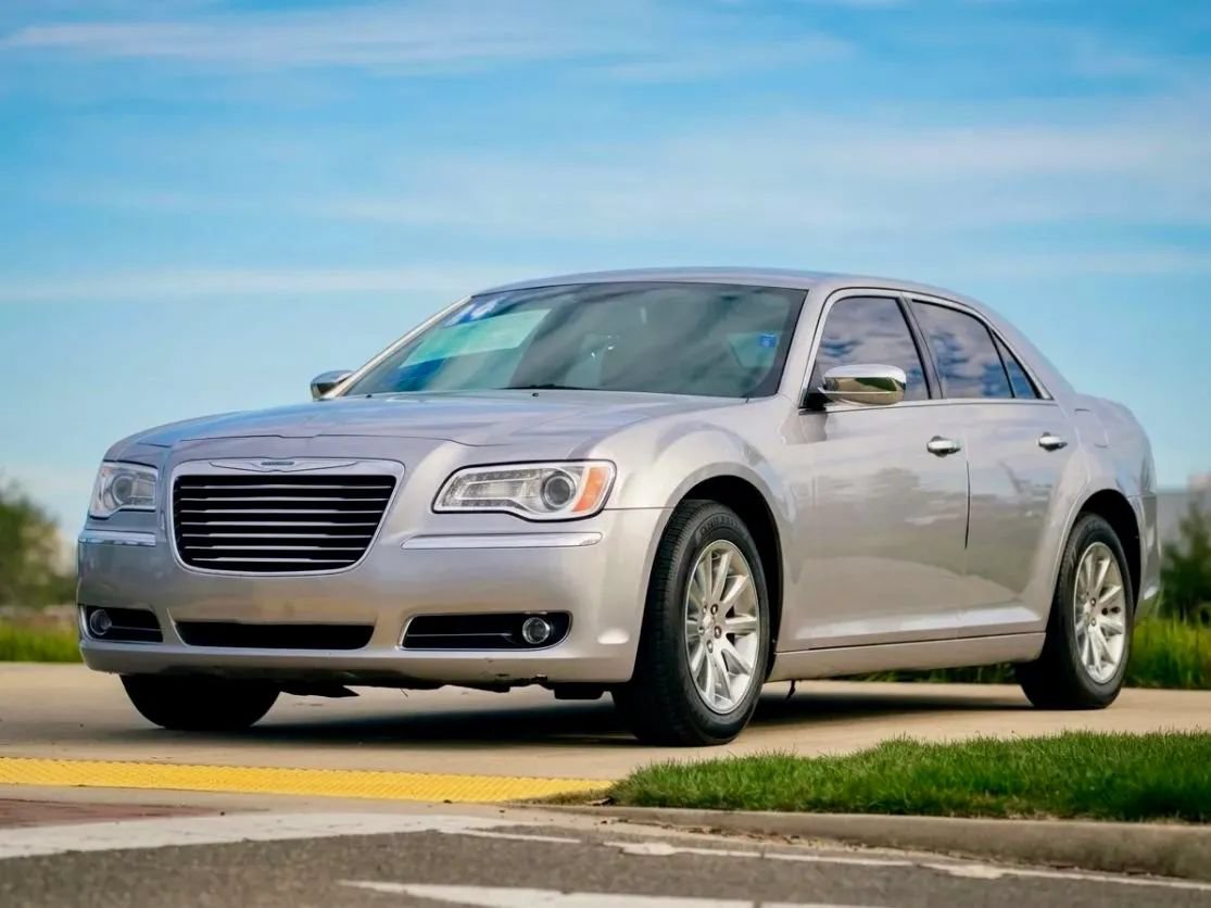 Used 2014 Chrysler 300 C RWD image 3