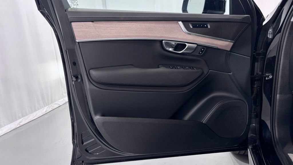 Certified 2025 Volvo XC90 B6 Plus AWD/4WD image 16