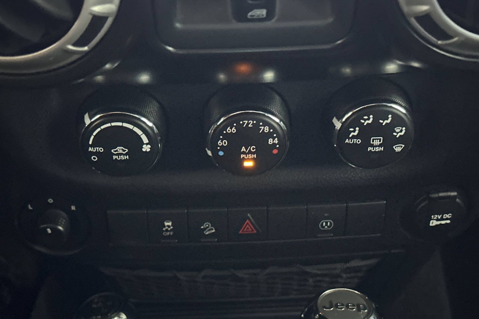 Used 2017 Jeep Wrangler Unlimited Sahara w/ Connectivity Group AWD/4WD image 22
