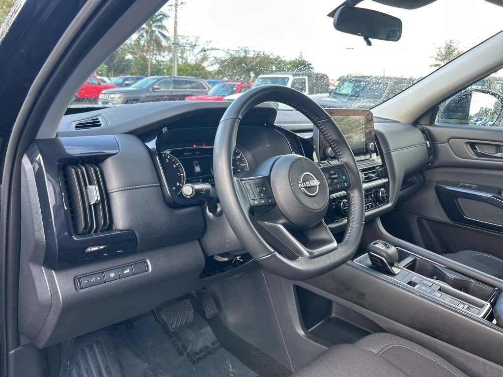 Used 2025 Nissan Pathfinder SV FWD image 11