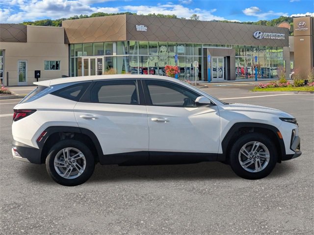 Certified 2025 Hyundai Tucson SE image 2