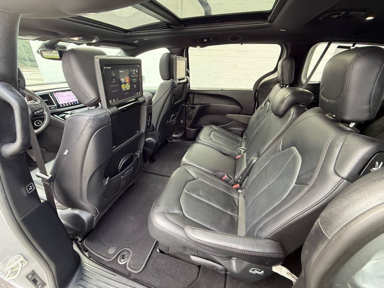 Used 2019 Chrysler Pacifica Touring-L FWD image 3