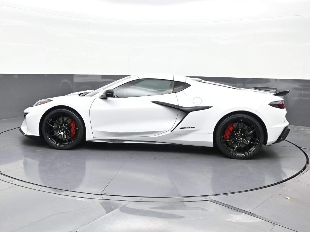 Used 2027 Chevrolet Corvette Z06 RWD image 2
