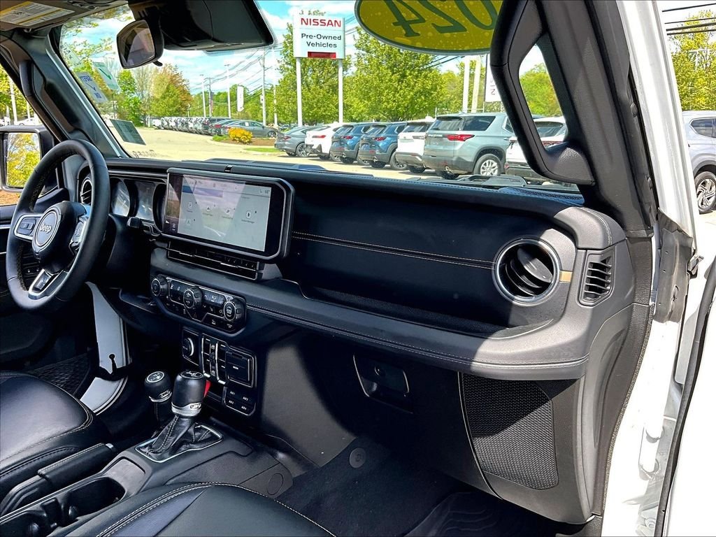 Used 2024 Jeep Wrangler Unlimited Sahara AWD/4WD image 13
