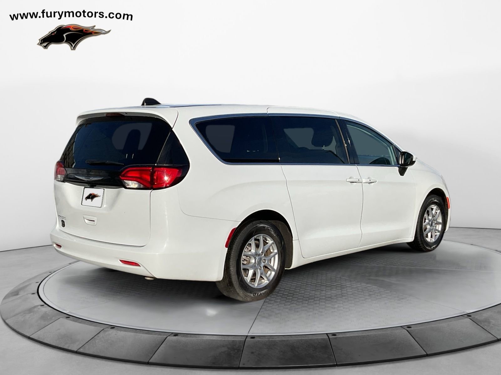 Used 2023 Chrysler Voyager LX image 3